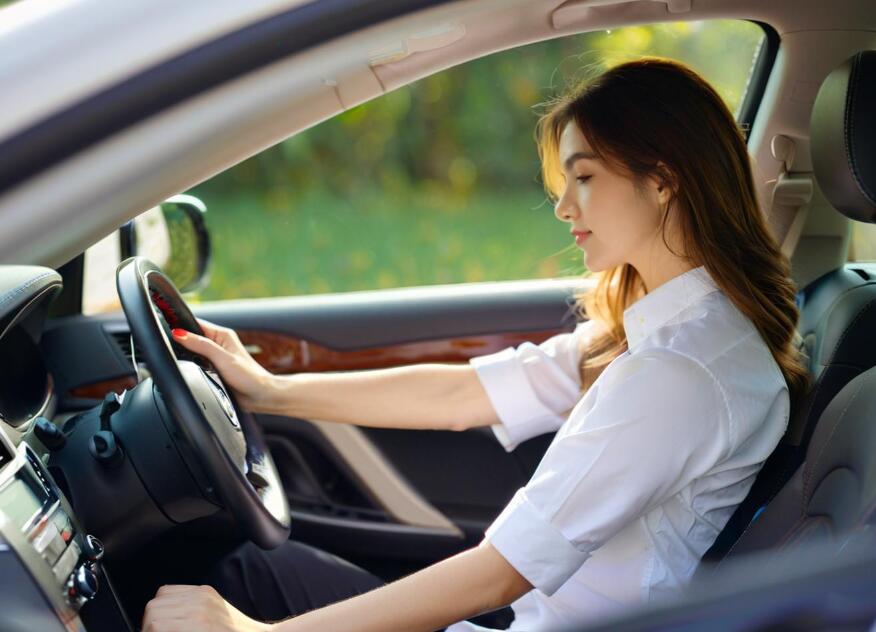 2025年10月上海科目三考试可以戴帽子或墨镜吗？